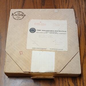 Knowles Collector Plate Box with Classic Design